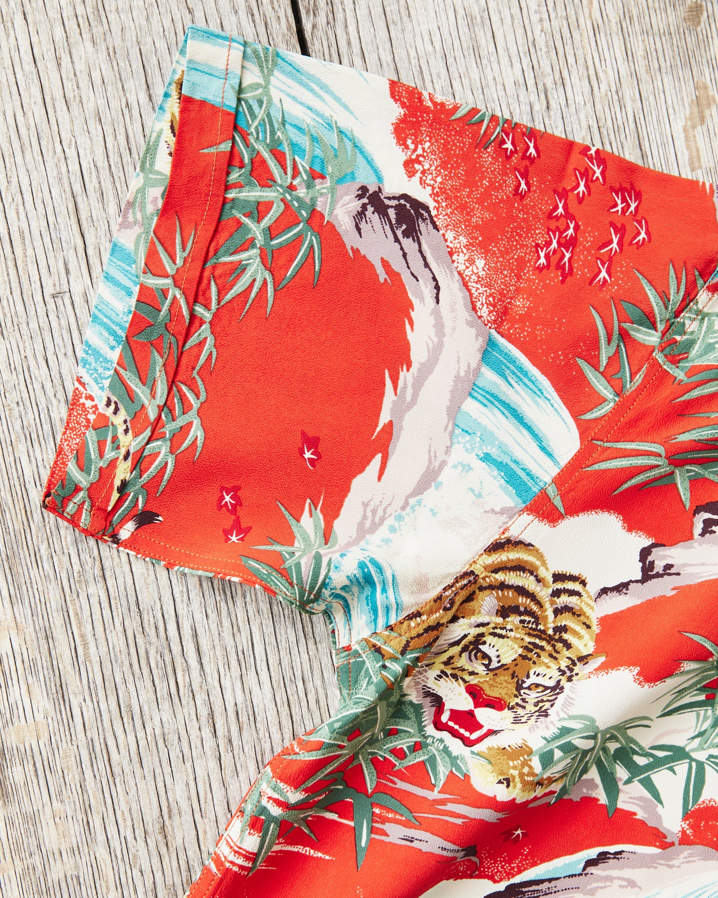 Sun Surf SS39478 Rayon Hawaiian Shirt "Sasa Tora" Special Edition