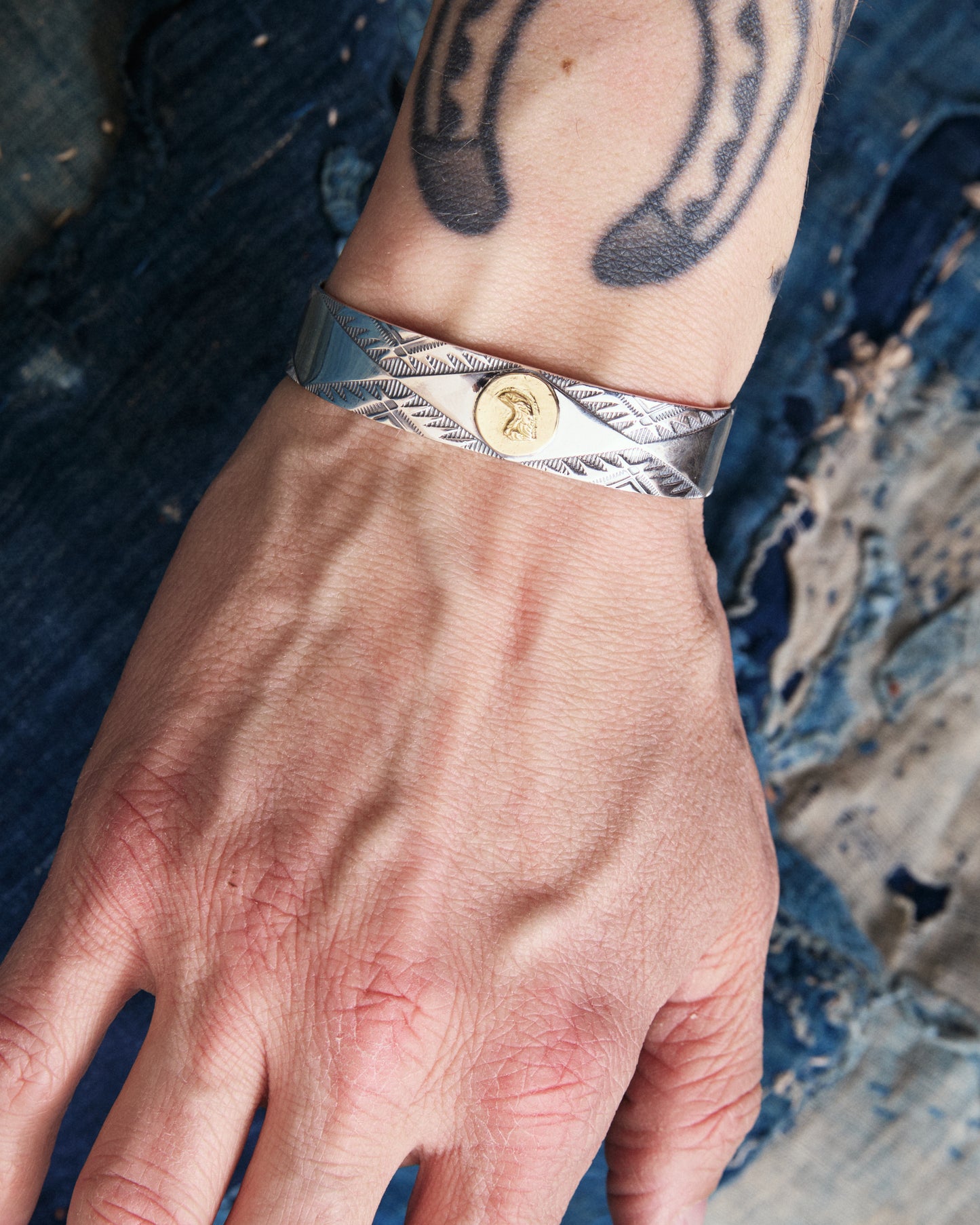 Larry Smith BR-0120 Eagle Head Rug Pattern 18K Gold Accent Silver Bracelet