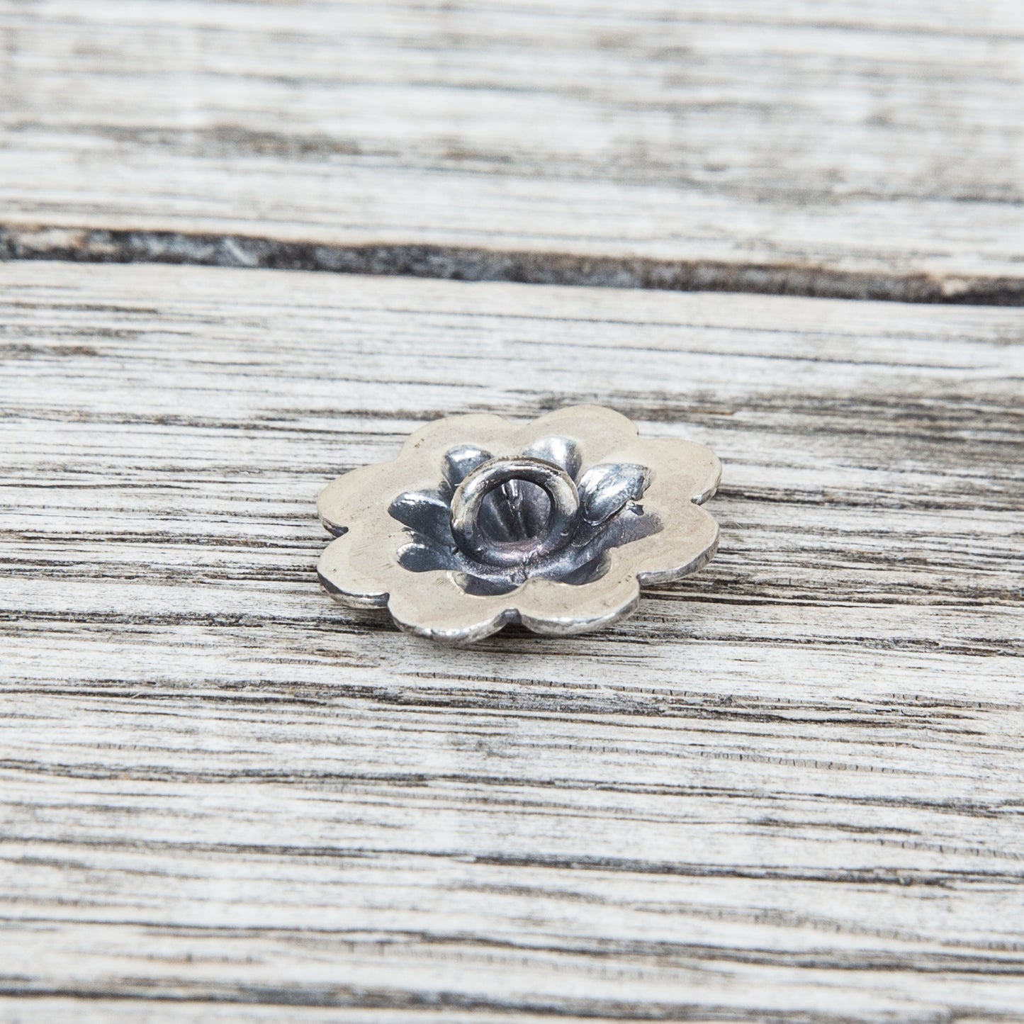 Larry Smith Leaf Shell Concha Small Button OT-C0011