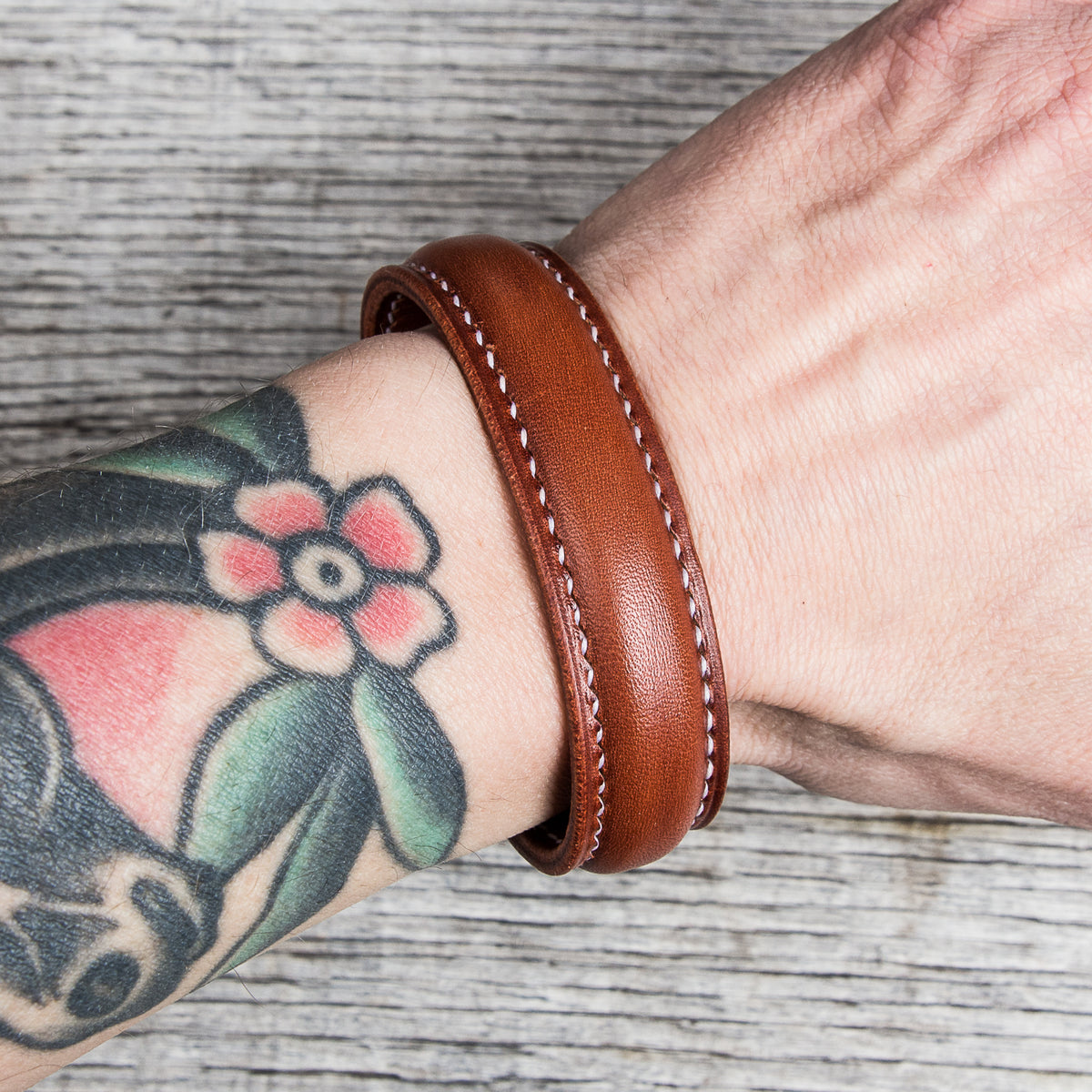 Lone Wolf Leather Cuff Bracelet Saddle Tan Tärnsjö Veg Tanned Light Seams