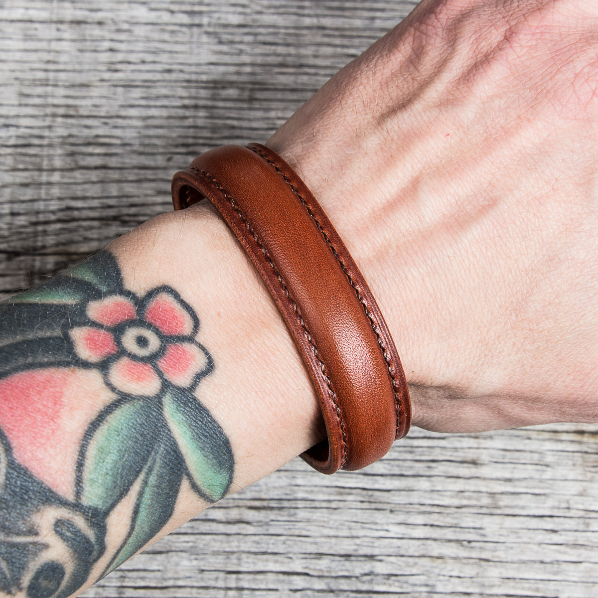 Lone Wolf Leather Cuff Bracelet Saddle Tan Tärnsjö Veg Tanned Dark Seams
