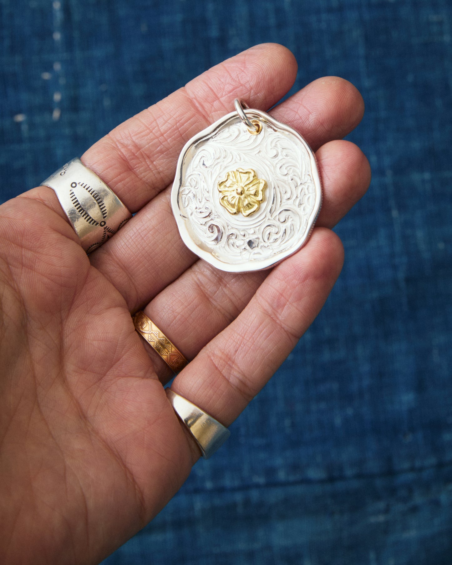 Larry Smith Karakusa Rose Circular Pendant 18K 22K Gold NL-0178