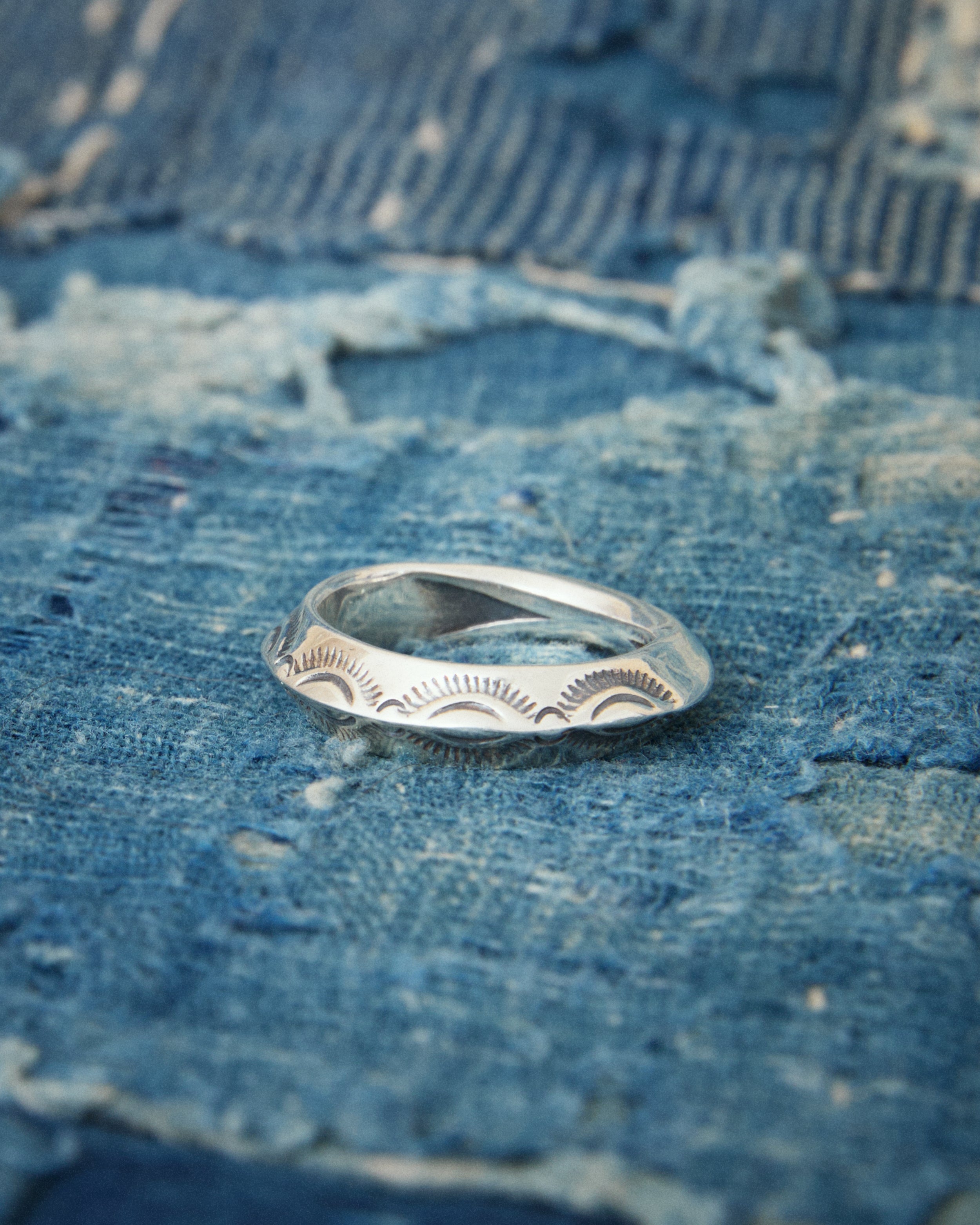 Larry Smith Triangle Leaf Ring RG-0045 – Second Sunrise