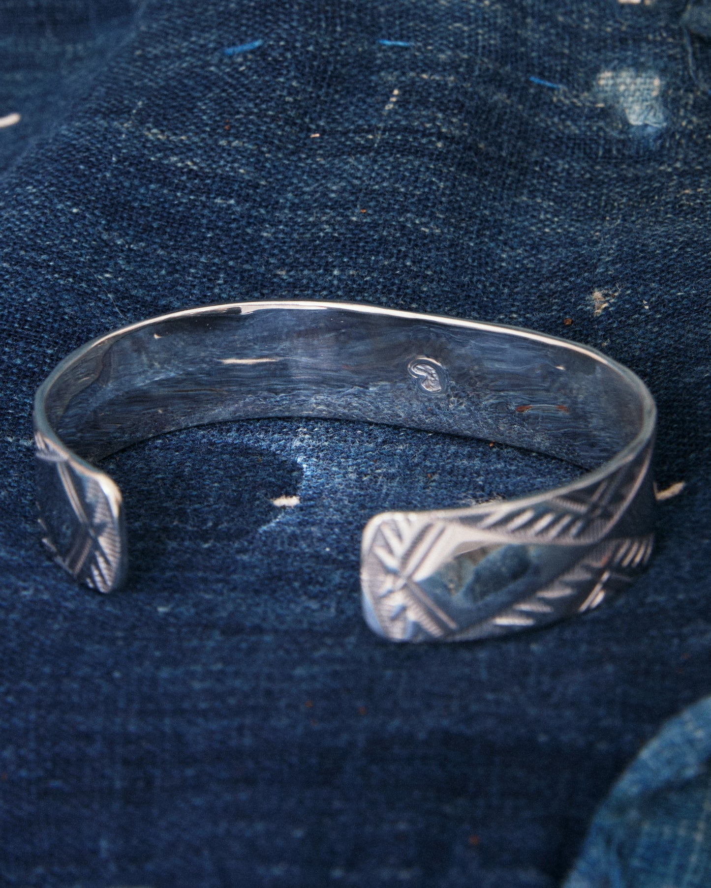 Larry Smith BR-0120 Eagle Head Rug Pattern 18K Gold Accent Silver Bracelet