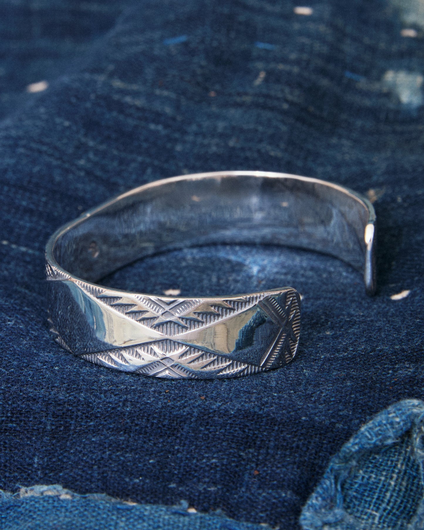 Larry Smith BR-0120 Eagle Head Rug Pattern 18K Gold Accent Silver Bracelet