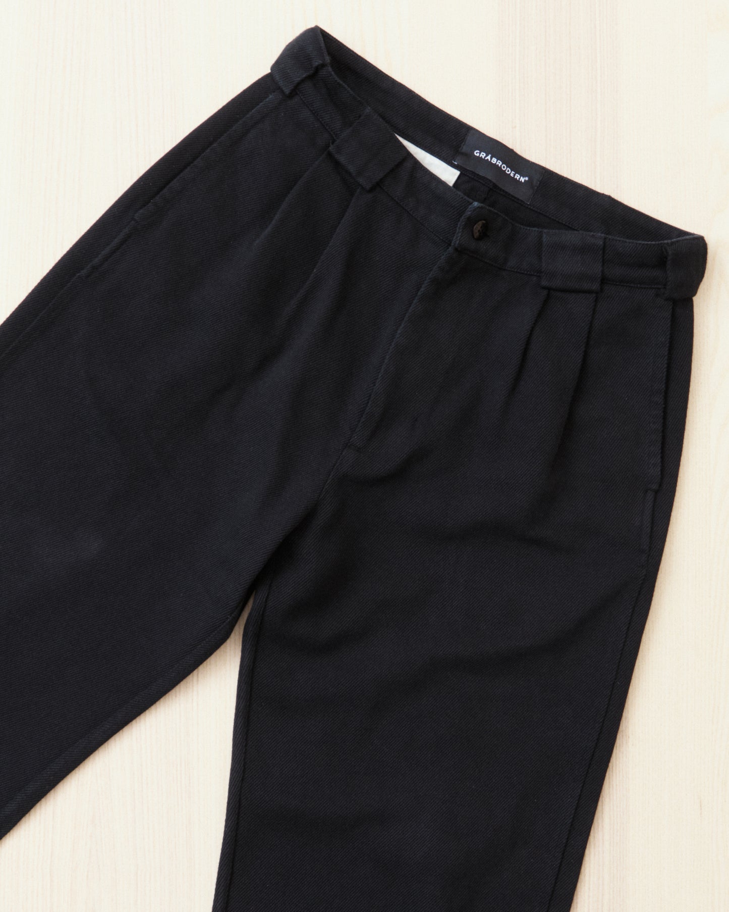 Gråbrodern Eke Pleat Relaxed Chino Italian Black Twill Light Rinse