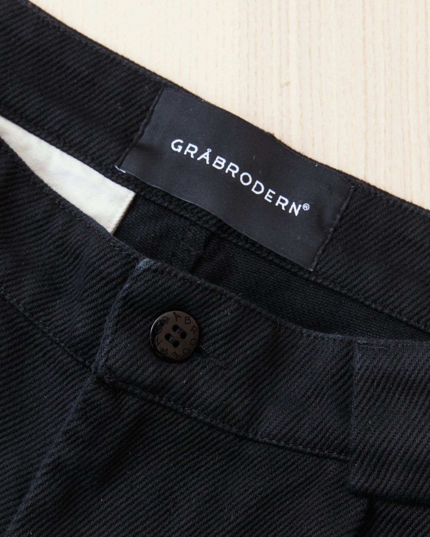 Gråbrodern Eke Pleat Relaxed Chino Italian Black Twill Light Rinse