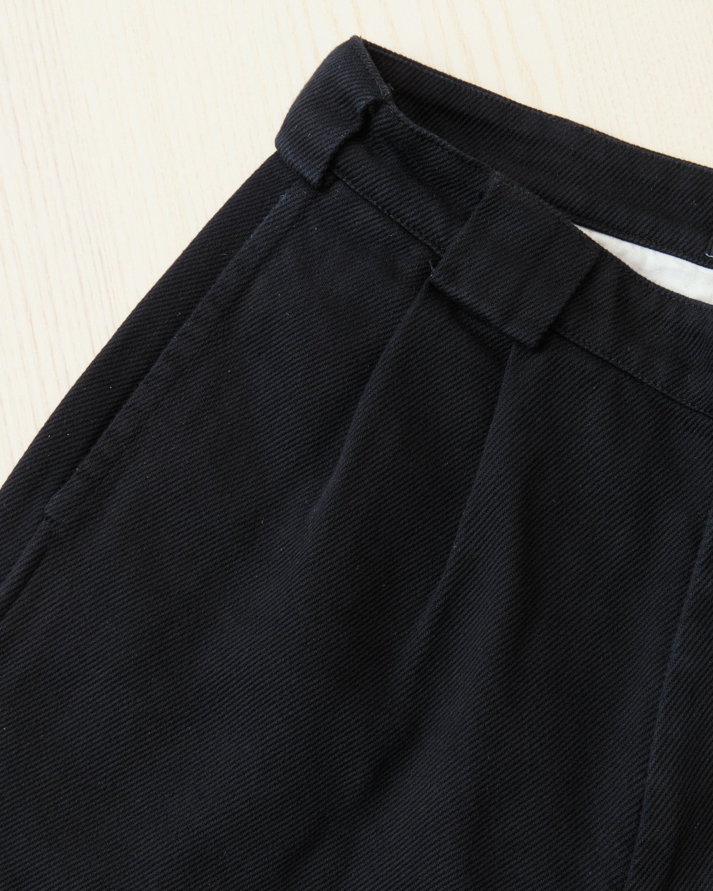 Gråbrodern Eke Pleat Relaxed Chino Italian Black Twill Light Rinse