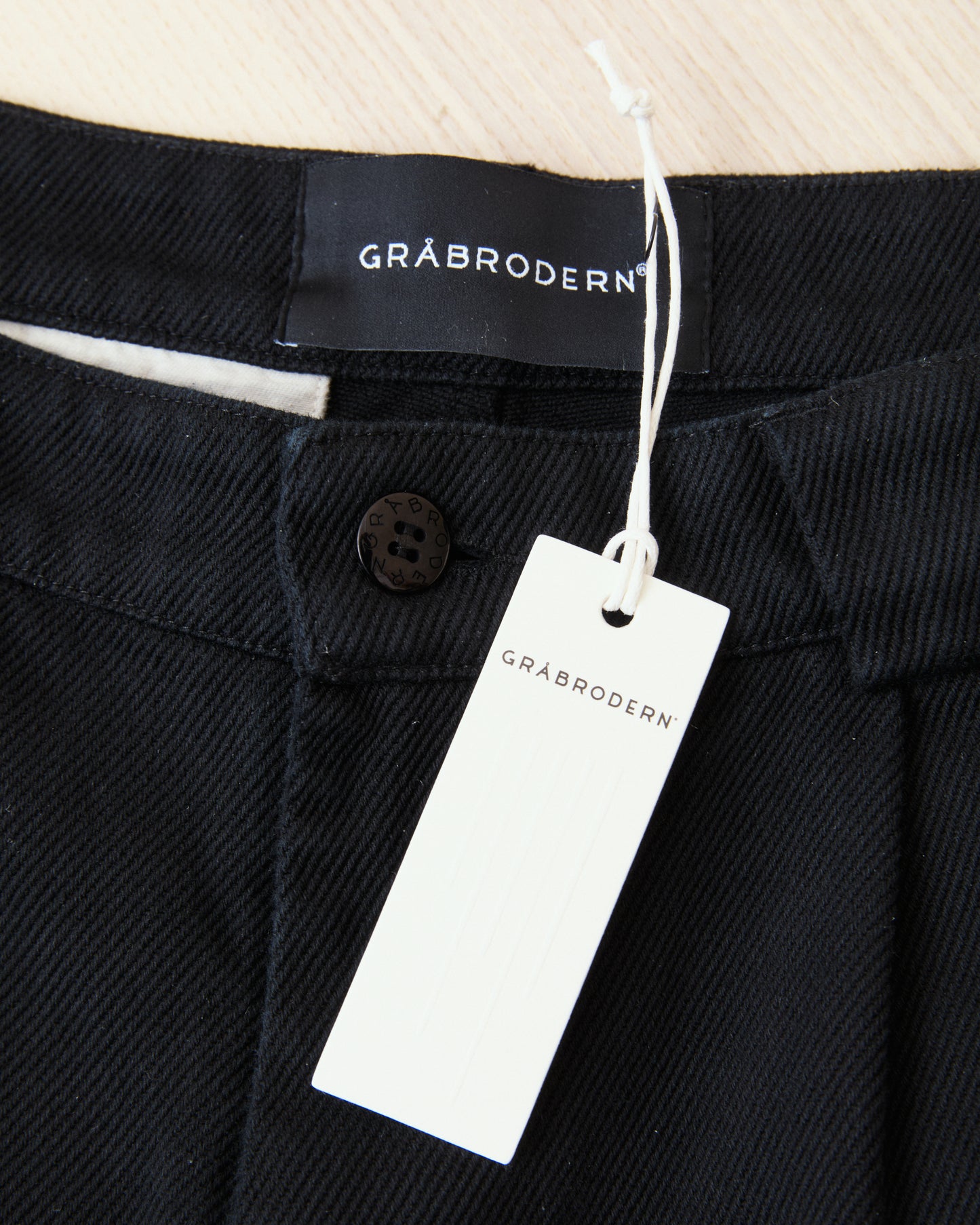 Gråbrodern Eke Pleat Relaxed Chino Italian Black Twill Light Rinse