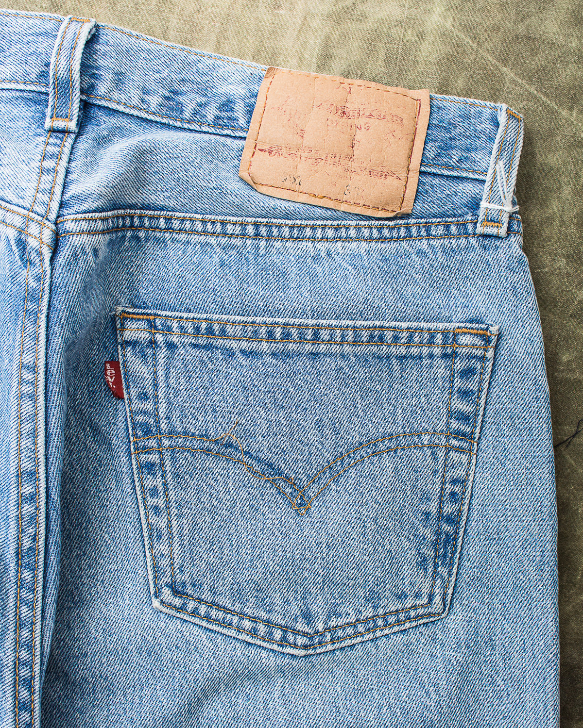 Vintage 90's Made in USA Levi's 501 Jeans W 33 / L 32 No. 19