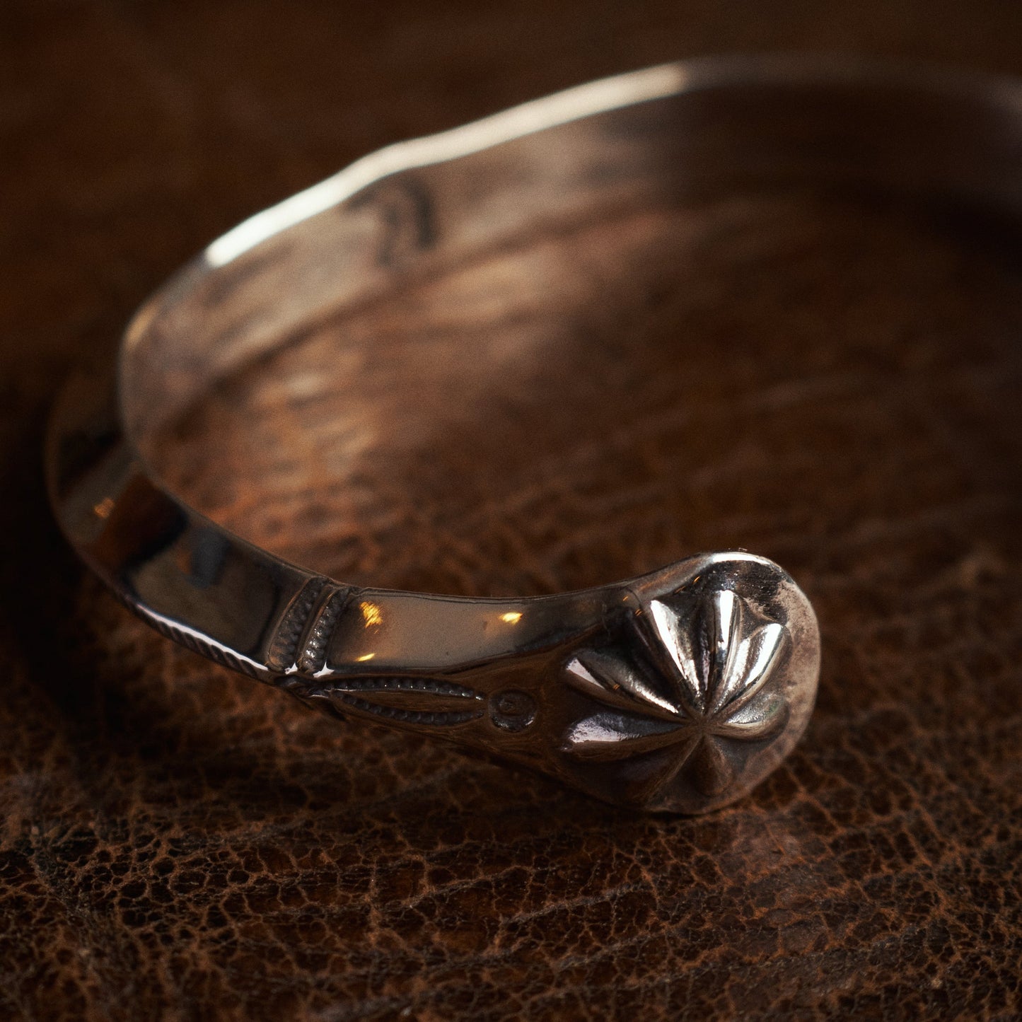 Larry Smith Triangle Side Shell Bracelet BR-0011