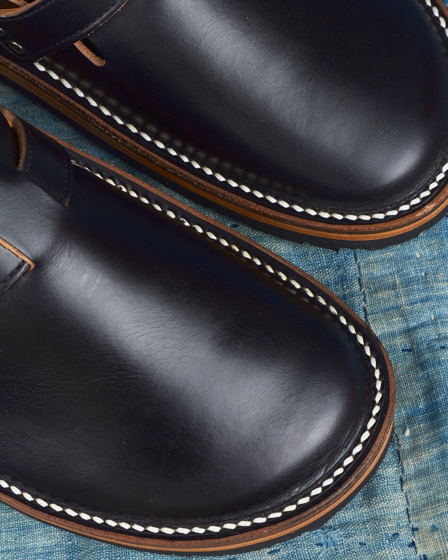 Zerrows Slit Sandal Black