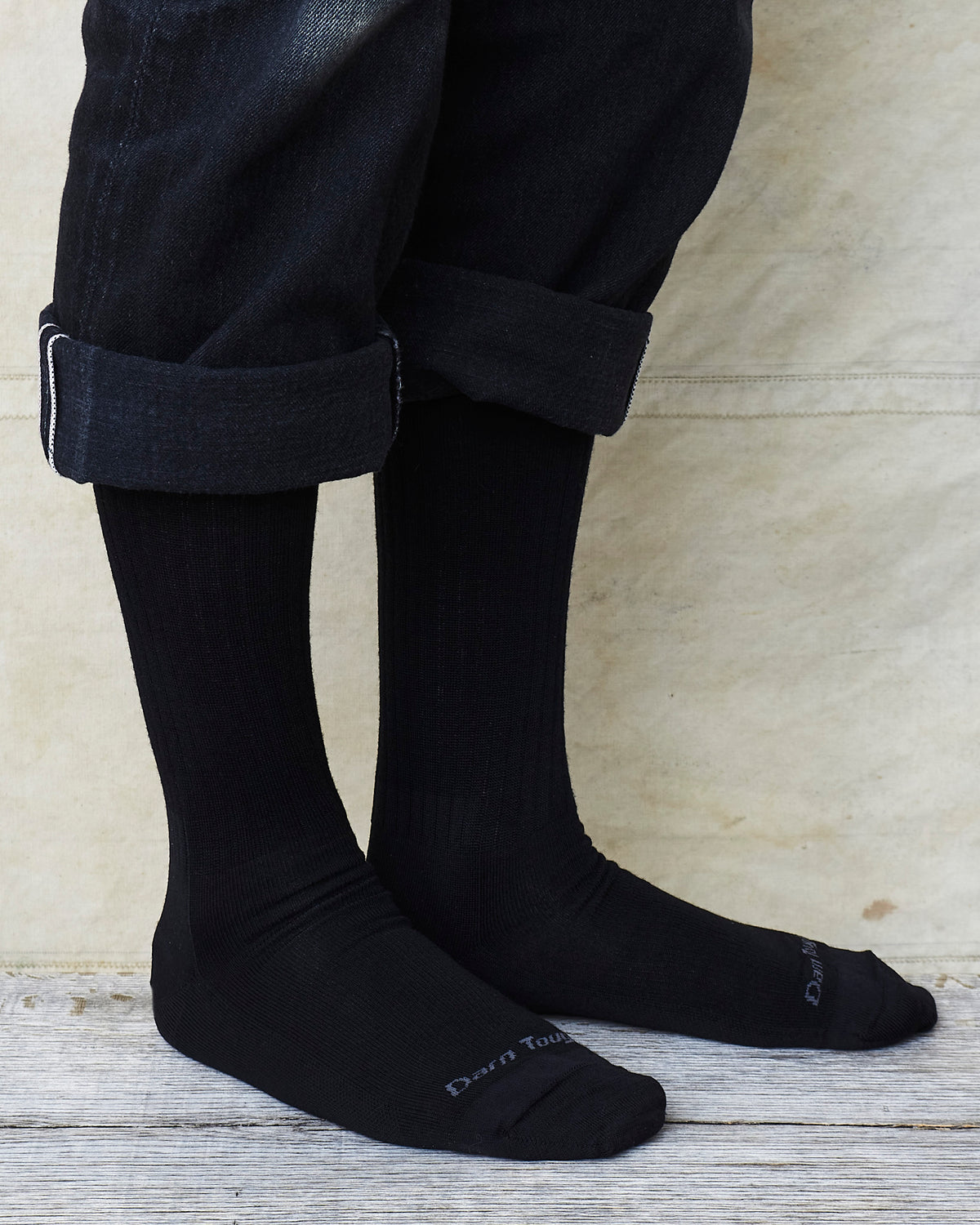 Darn Tough 1480 Black Merino Wool Lifestyle Mid-Calf Lightweight Socks