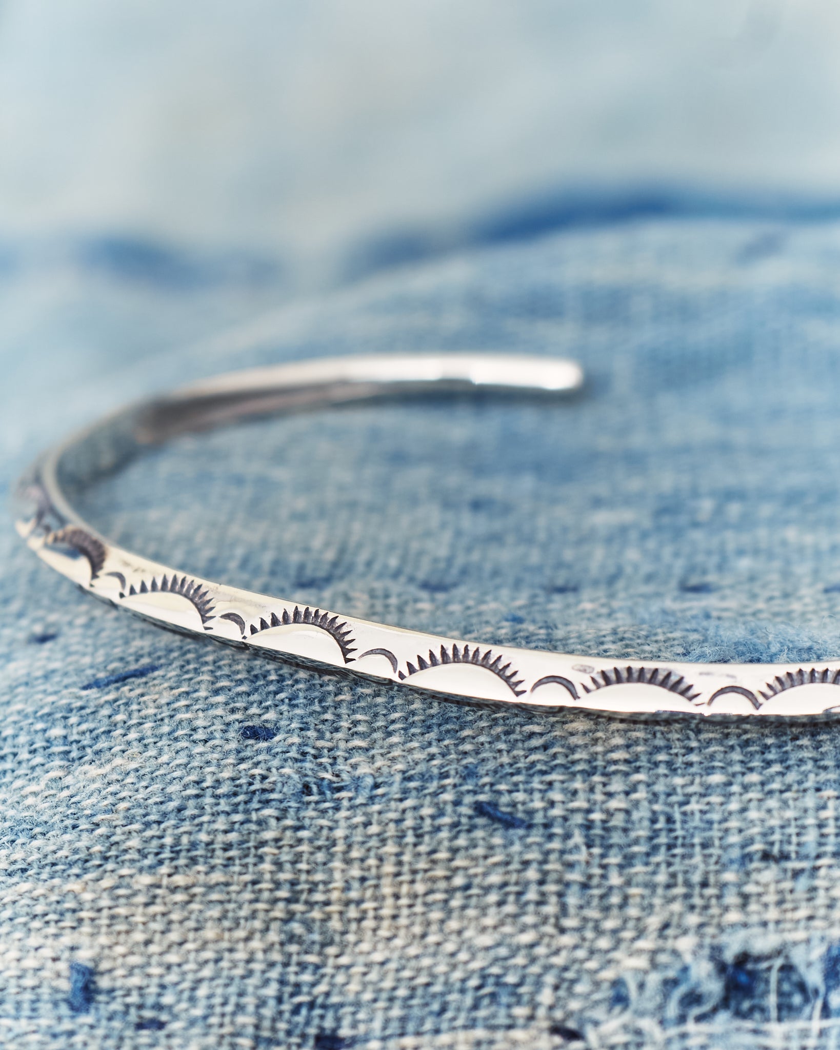 Larry Smith Extra Thin Triangle Bracelet Leaf BR-0123 – Second Sunrise