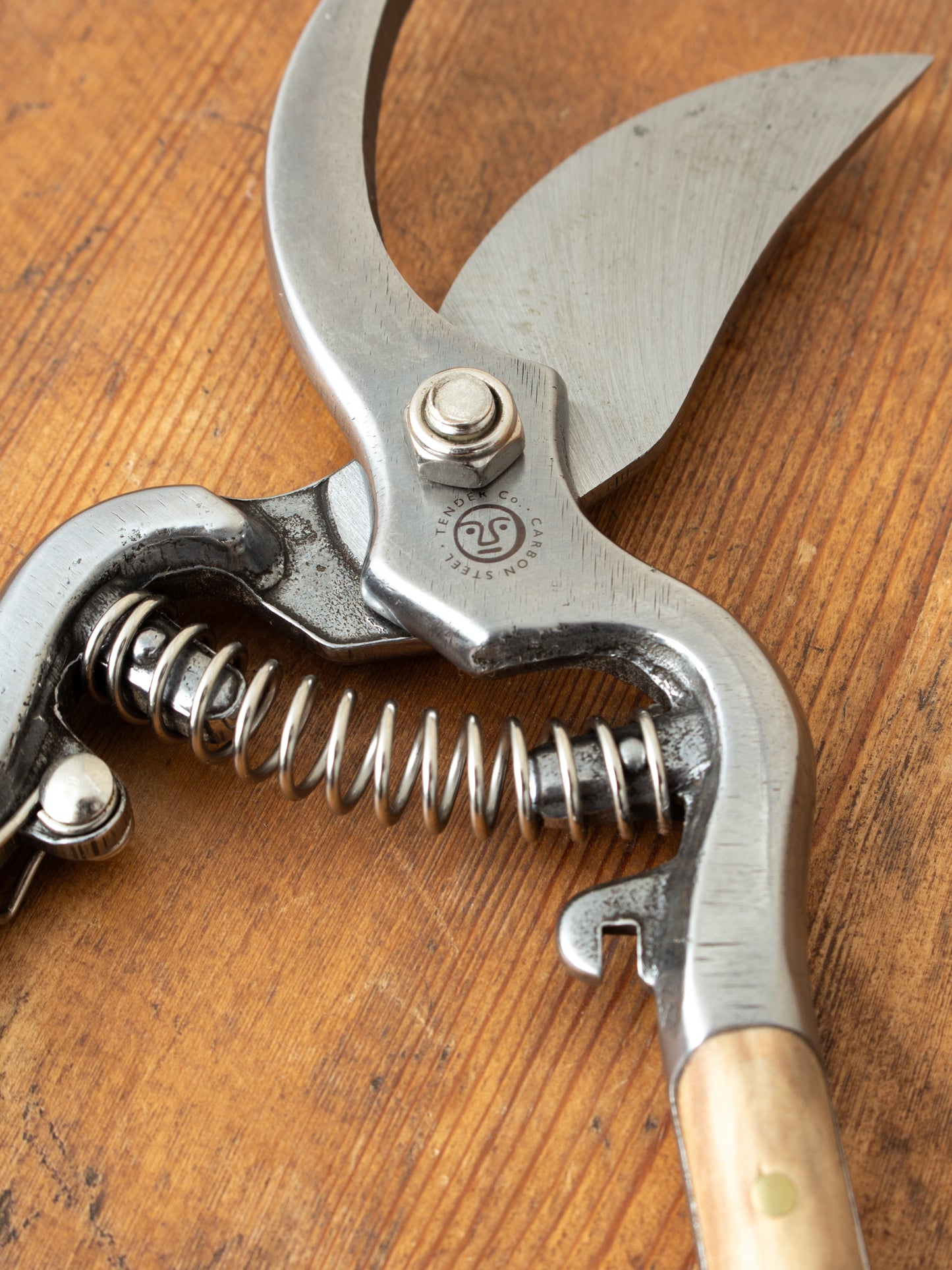 Tender Bypass Secateurs Pear Wood