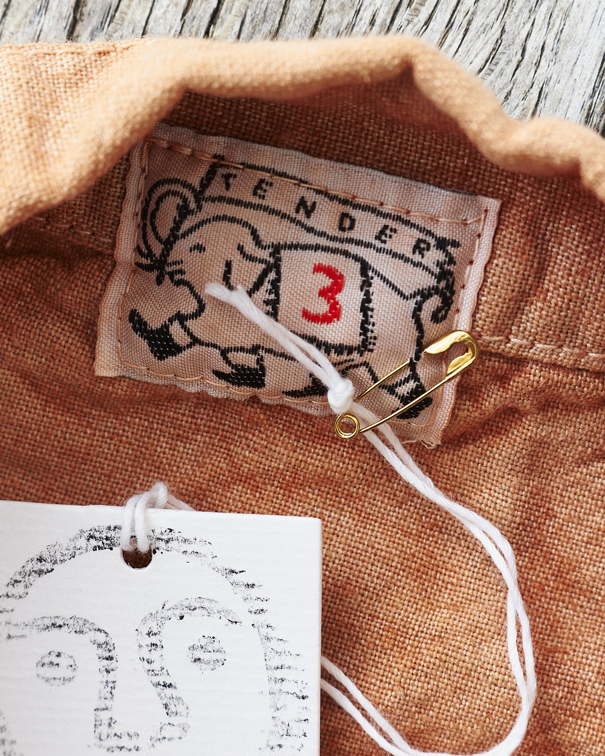 Tender 410 Three Pocket Square Tail Shirt Red Ochre Cotton & Linen