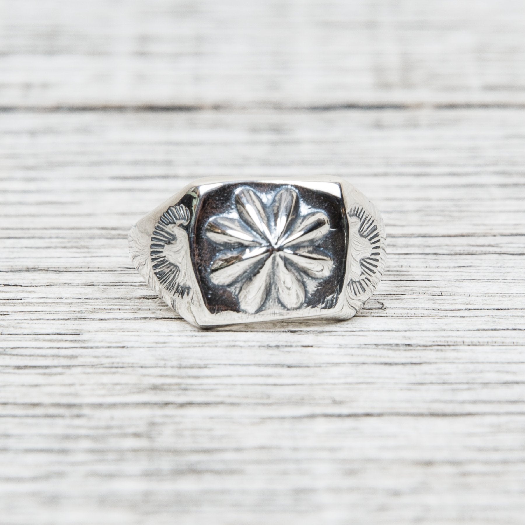 Larry Smith Square Shell Ring RG-0047 – Second Sunrise