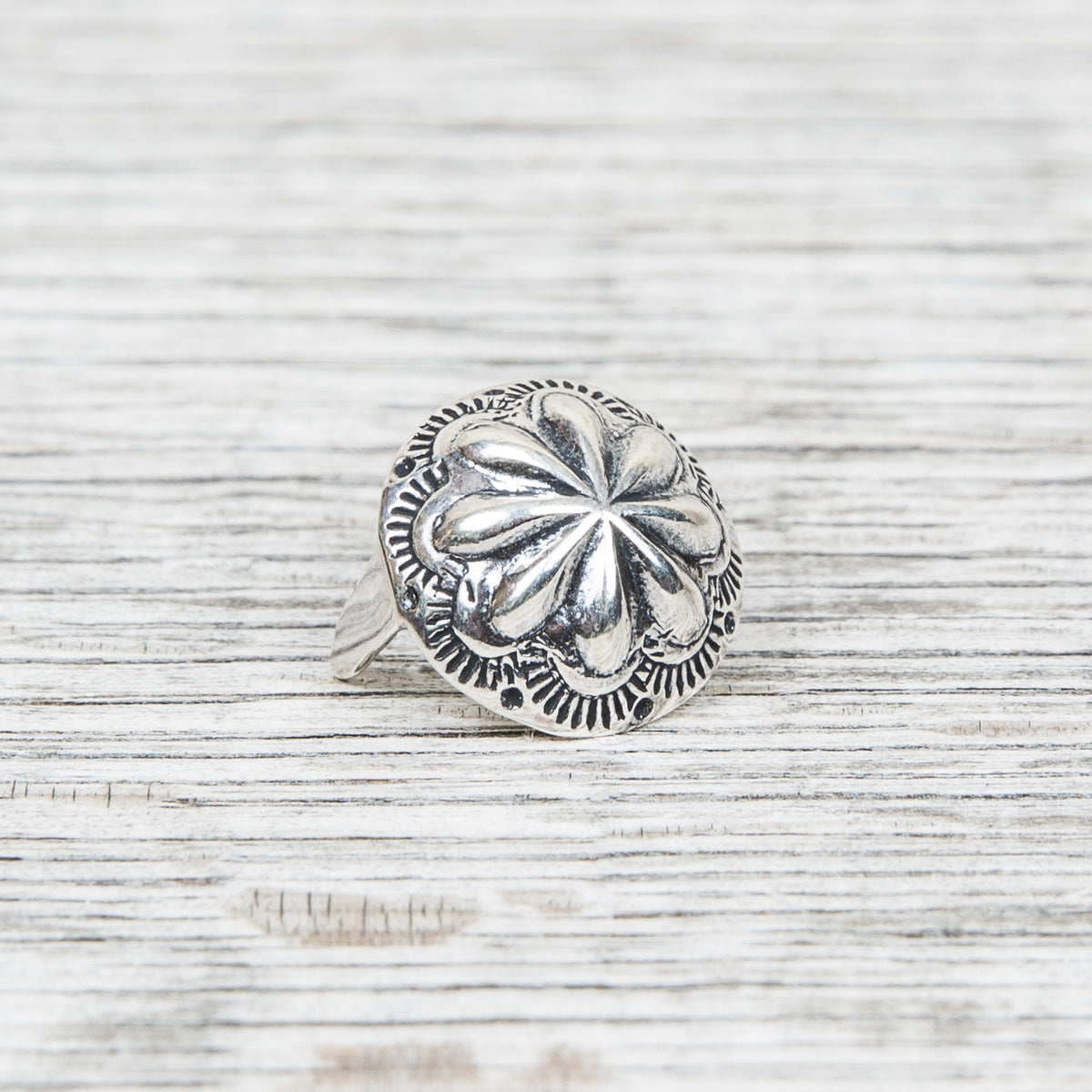 Larry Smith Round Leaf Shell Concha Small Stud OT-C0105
