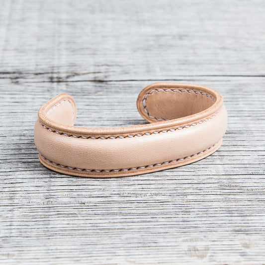 Lone Wolf Leather Cuff Bracelet Natural Tärnsjö Veg Tanned Light Seams