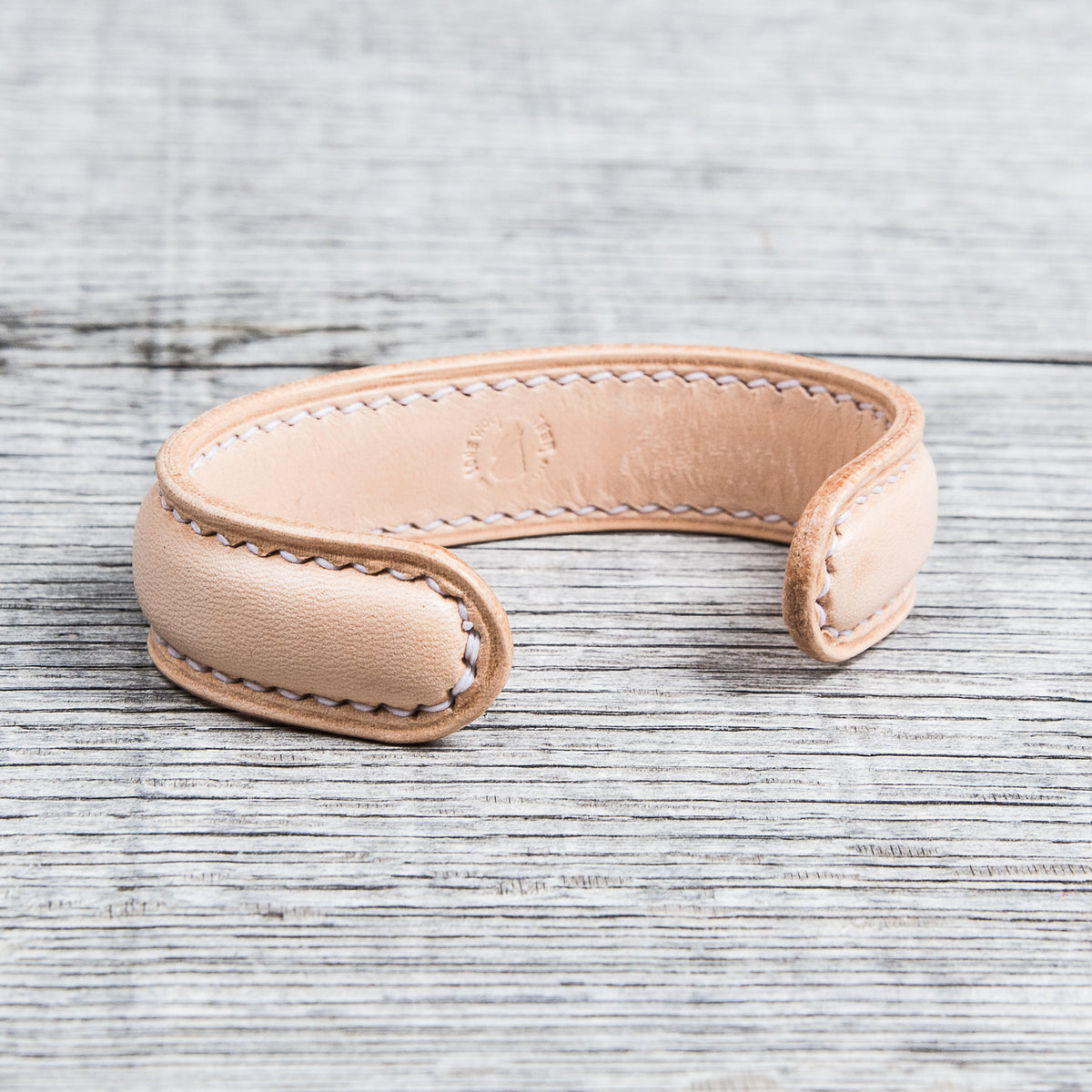 Lone Wolf Leather Cuff Bracelet Natural Tärnsjö Veg Tanned Light Seams