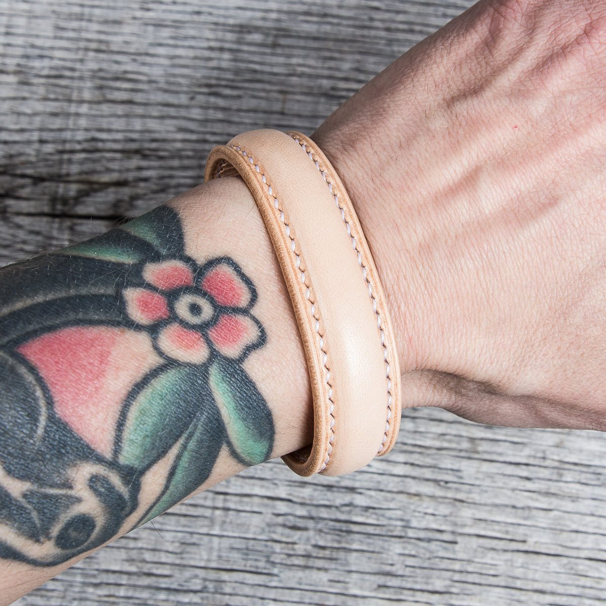 Lone Wolf Leather Cuff Bracelet Natural Tärnsjö Veg Tanned Light Seams