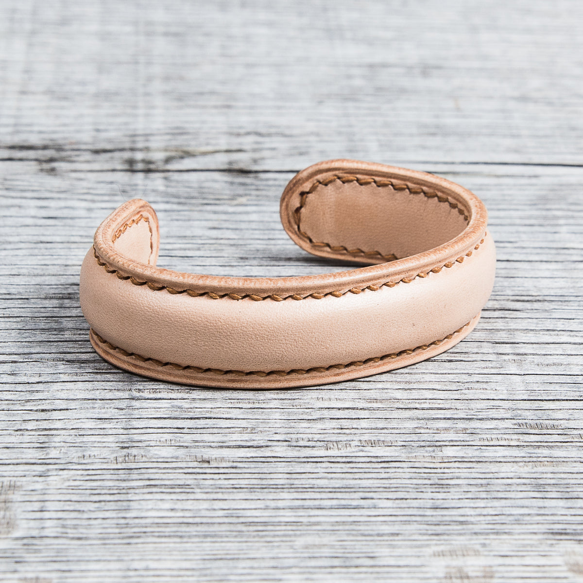 Lone Wolf Leather Cuff Bracelet Natural Tärnsjö Veg Tanned Dark Seams