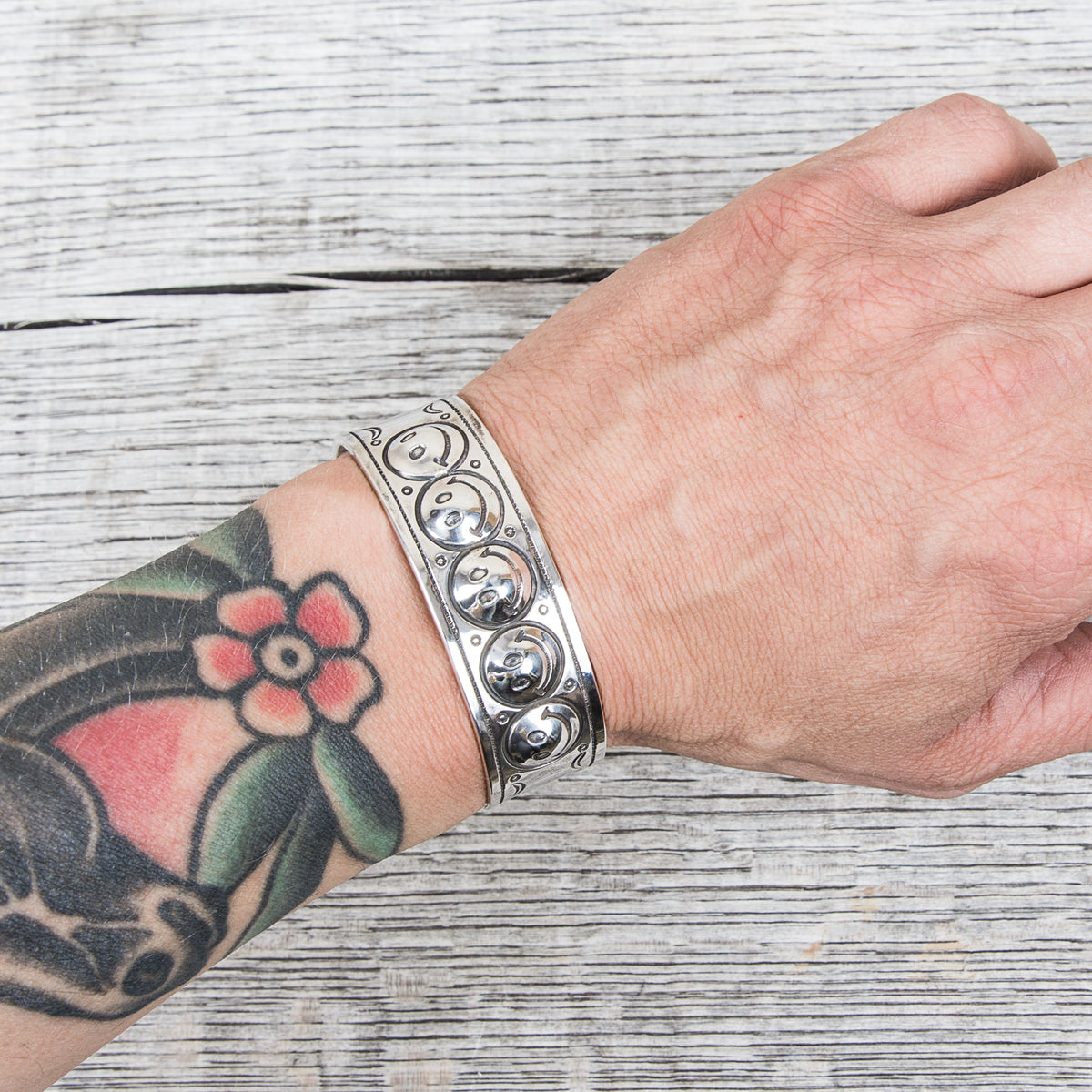 Munqa Newtive Smile Silver Bangle Large