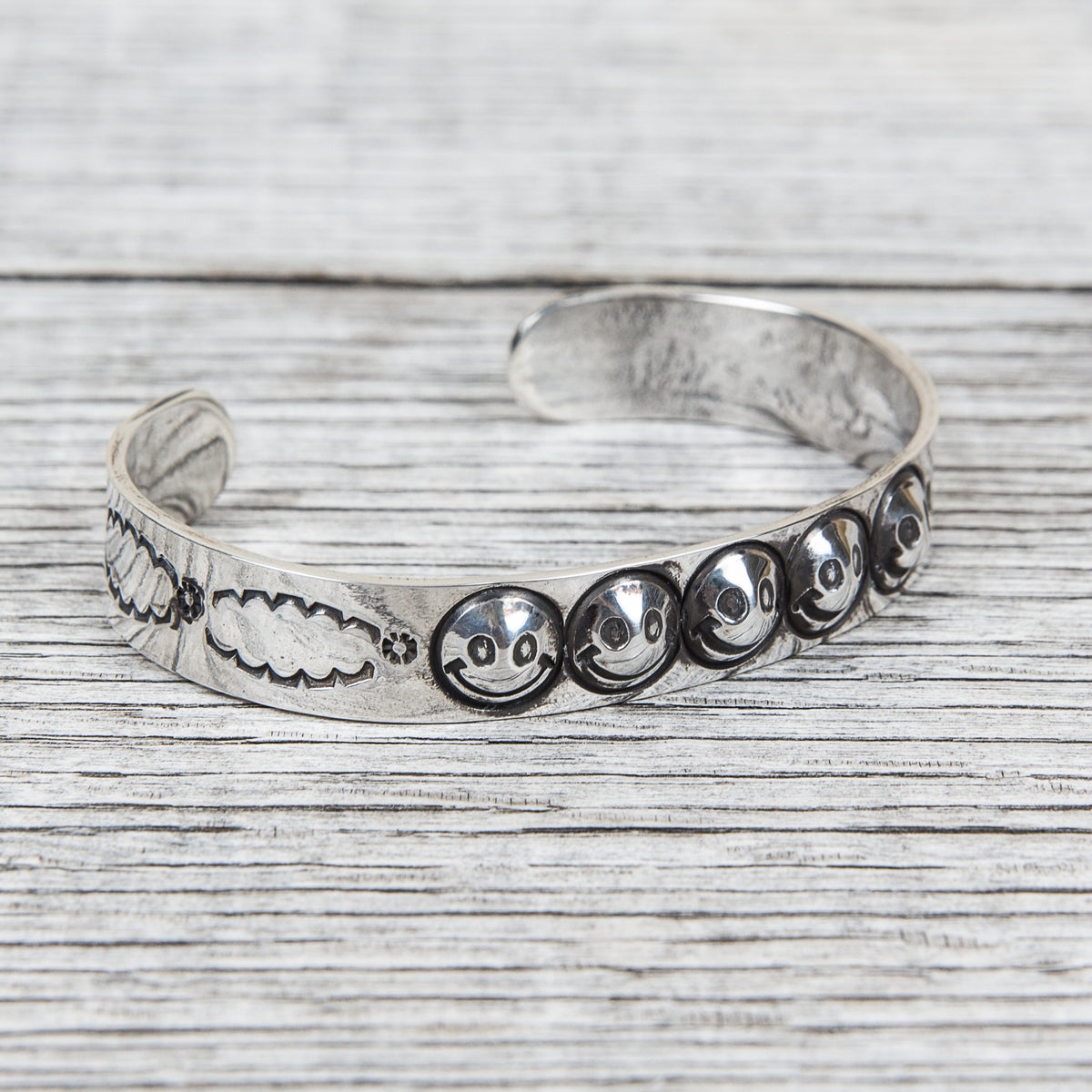 Munqa Newtive Smile Silver Bangle Medium