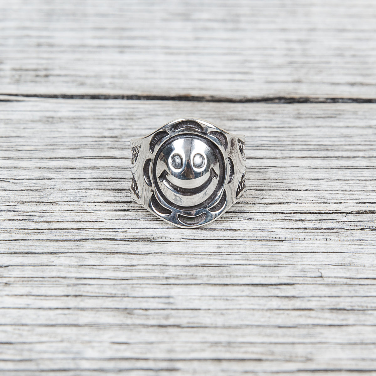 Munqa Newtive Big Smiley Silver Ring