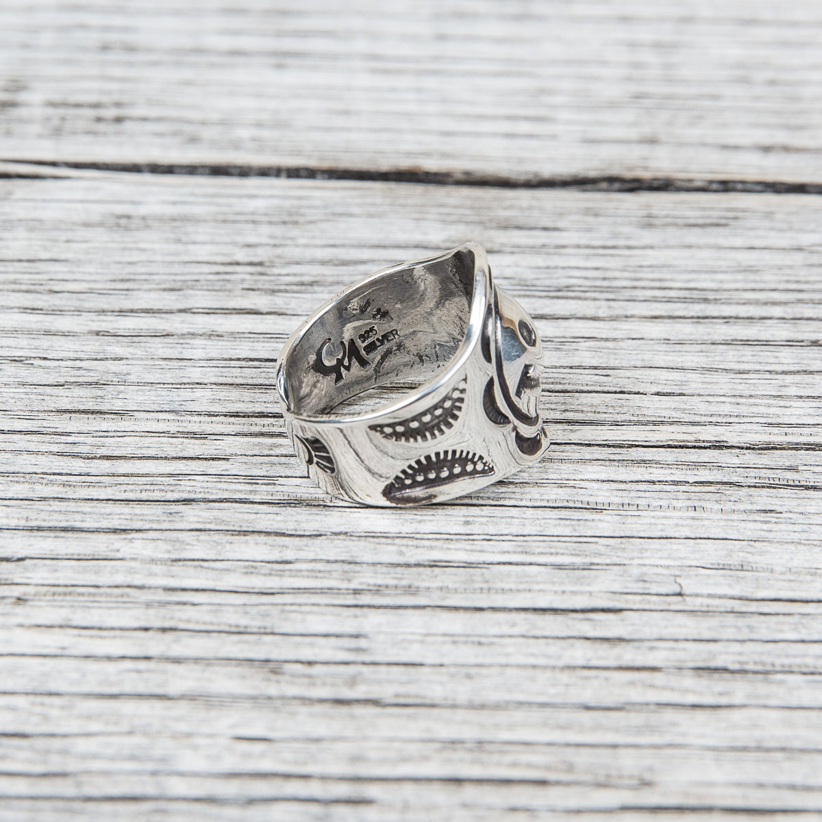 Munqa Newtive Big Smiley Silver Ring