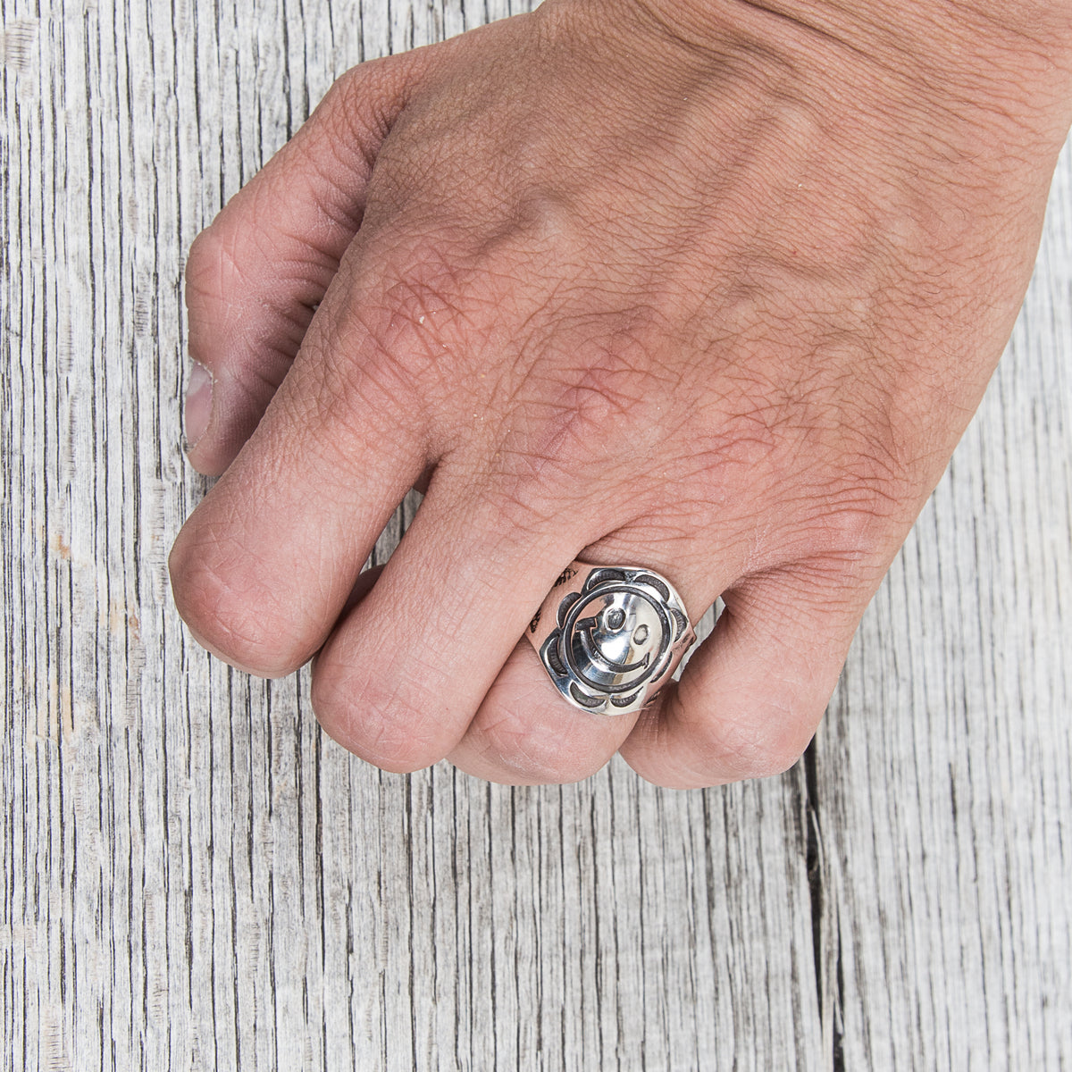 Munqa Newtive Big Smiley Silver Ring