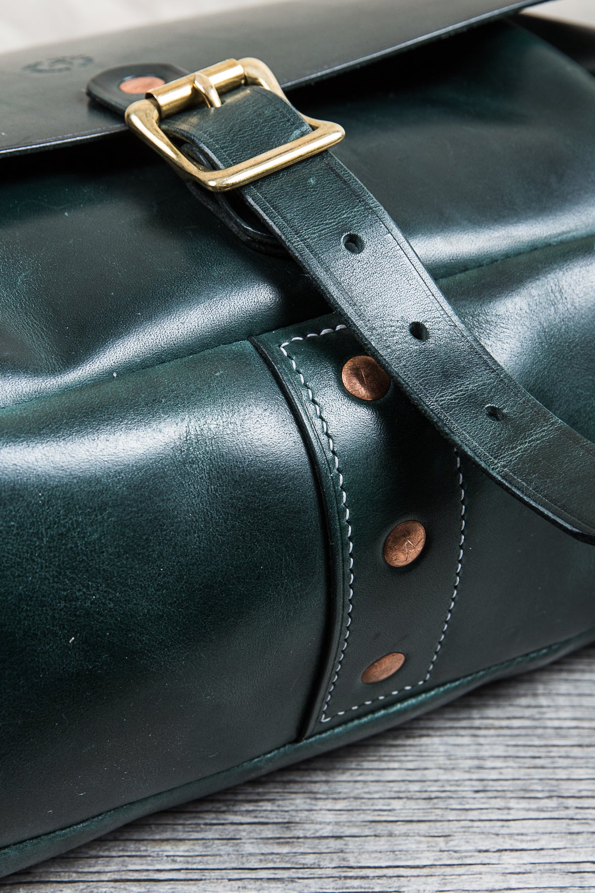 Lone Wolf Leather Messenger Bag Tärnsjö Veg Tanned Green Leather