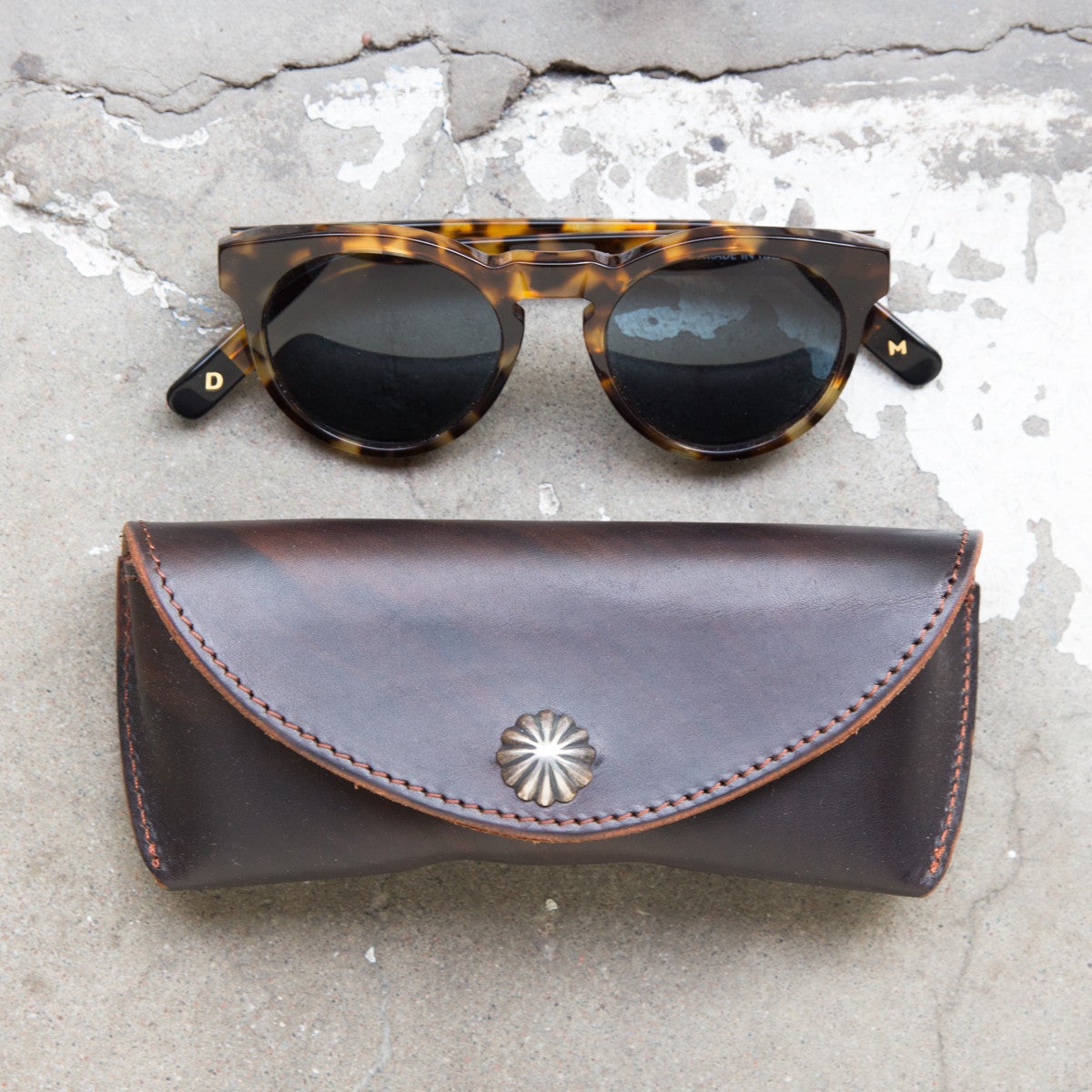 Larry Smith LT-0064 Glass Case Brown