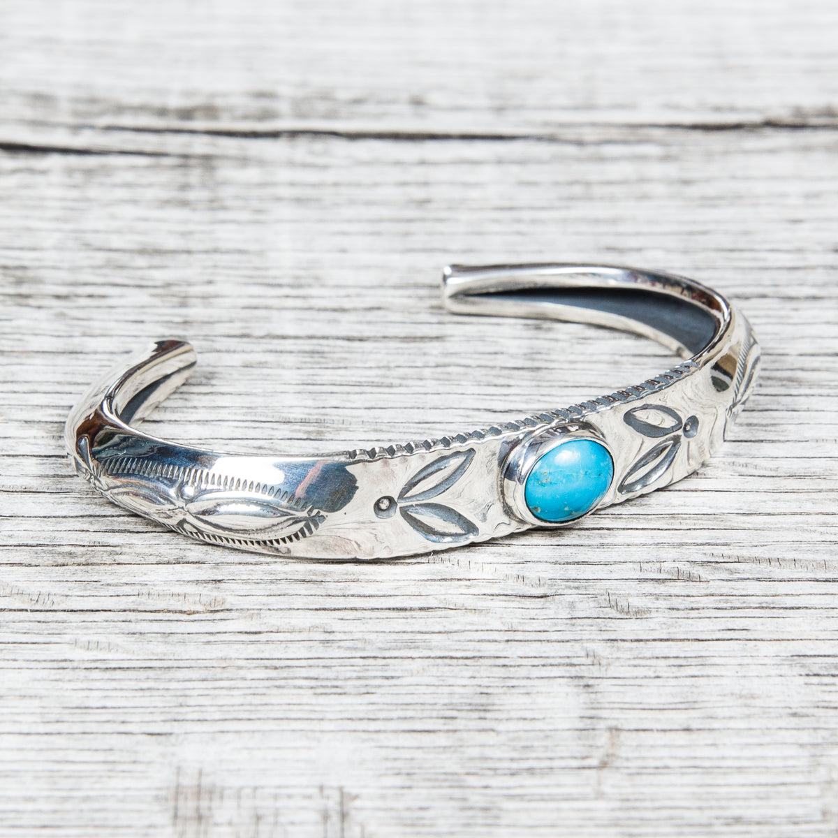 Larry Smith Triangle Repousse Bangle Turquoise BR-0140 – Second 