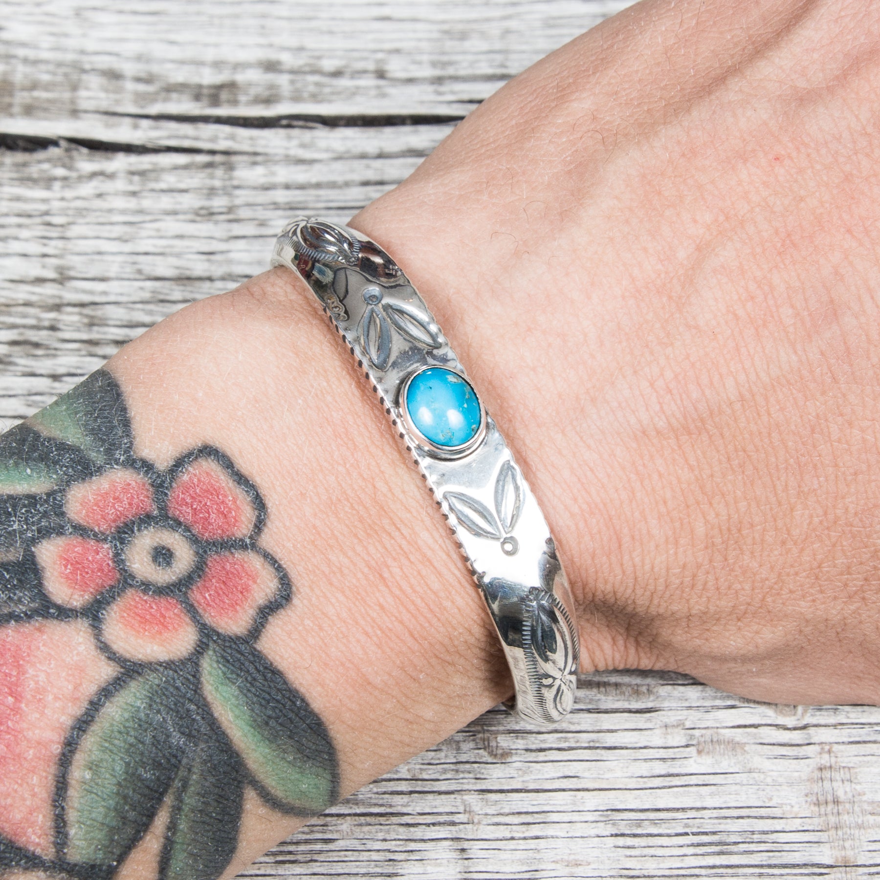 Larry Smith Triangle Repousse Bangle Turquoise BR-0140 – Second