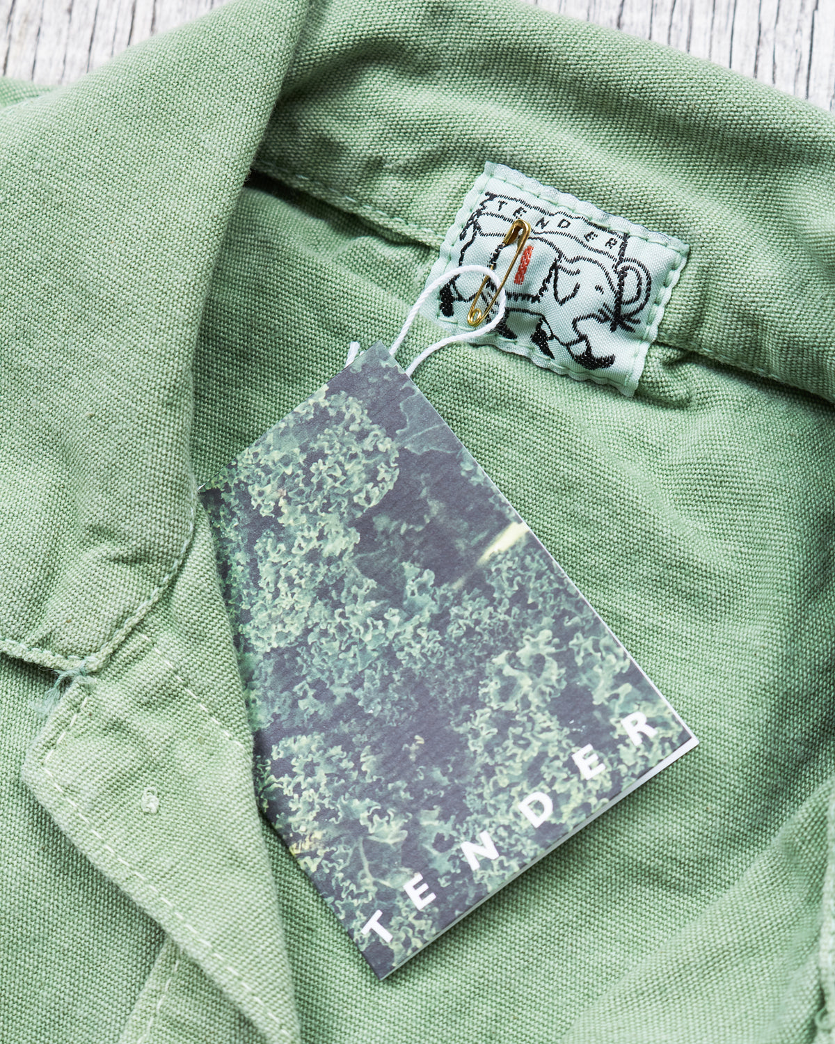 Tender 452 Bridge Pocket Square Tail Shirt Chlorophyll Dyed